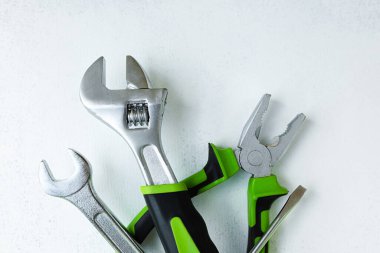 Çeşitli inşaat aletleri. Ev onarımı için aletler. İnşaat alanında çalışıyorum. Beyaz, soluk bir arkaplanda. Düz.