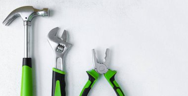 Çeşitli inşaat aletleri. Ev onarımı için aletler. İnşaat alanında çalışıyorum. Beyaz, soluk bir arkaplanda. Düz.