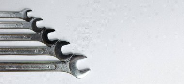 Ev onarımı ve inşaat işleri için gümüş renkli bir çift. Ezik beyaz bir arka planda. Düz.