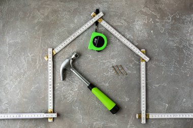 Çeşitli inşaat aletleri. Ev onarımı için aletler. İnşaat alanında çalışıyorum. Gri, pürüzlü beton arka planda. Düz yatıyordu.