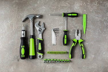 Çeşitli inşaat aletleri. Ev onarımı için aletler. İnşaat alanında çalışıyorum. Gri, pürüzlü beton arka planda. Düz yatıyordu.