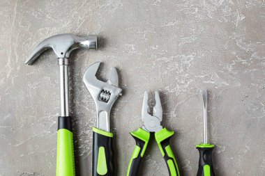 Çeşitli inşaat aletleri. Ev onarımı için aletler. İnşaat alanında çalışıyorum. Gri, pürüzlü beton arka planda. Düz yatıyordu.