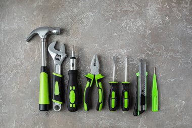 Çeşitli inşaat aletleri. Ev onarımı için aletler. İnşaat alanında çalışıyorum. Gri, pürüzlü beton arka planda. Düz yatıyordu.