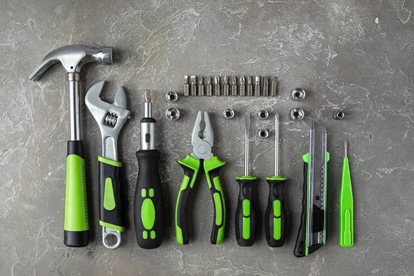 Çeşitli inşaat aletleri. Ev onarımı için aletler. İnşaat alanında çalışıyorum. Gri, pürüzlü beton arka planda. Düz yatıyordu.