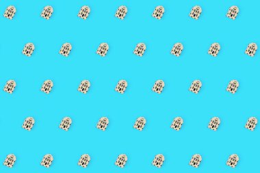 Mavi arka planda ahşap bir ev figürü. kopyalama alanı. Desen