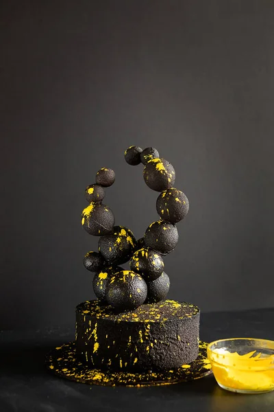 Bolo Brutal Preto Com Bolas Chocolate Salpicos Amarelos Brilhantes Fundo — Fotografia de Stock