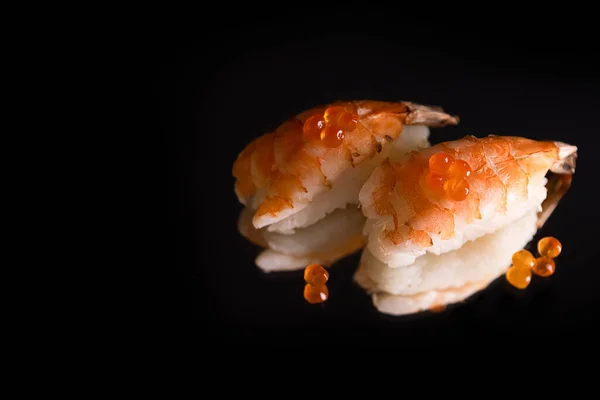 Sushi Papel Superfície Reflexiva Fundo Preto Conceito Cozinha Tradicional Japonesa — Fotografia de Stock
