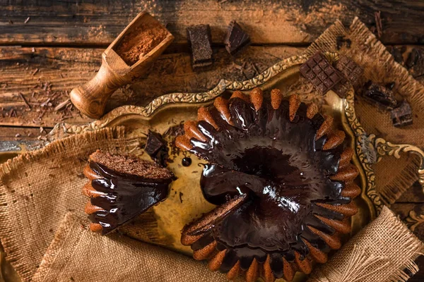 Bolo Chocolate Com Cobertura Cacau Fundo Madeira Composição Estilo Aldeia — Fotografia de Stock