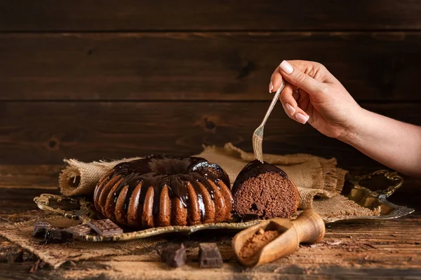 Bolo Chocolate Com Cobertura Cacau Fundo Madeira Composição Estilo Aldeia — Fotografia de Stock