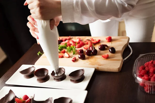 Processo Preparação Decoração Sobremesa Copos Chocolate Artesanais Com Chantilly Bagas — Fotografia de Stock