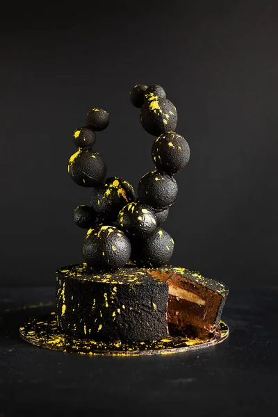 Чорний Жорстокий Торт Шоколадними Кульками Яскраво Жовтими Бризками Чорному Тлі — стокове фото