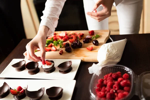 Processo Preparação Decoração Sobremesa Copos Chocolate Artesanais Com Chantilly Bagas — Fotografia de Stock