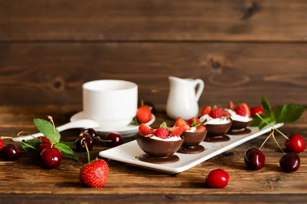 Kézzel Készített Csokoládé Csésze Tejszínhabbal Bogyókkal Fából Készült Háttérrel Egy — Stock Fotó