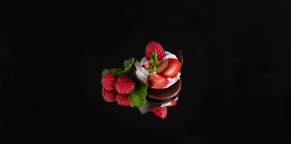 Dessert Cioccolato Panna Montata Bacche Fresche Una Superficie Riflettente Sfondo — Foto Stock