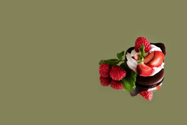 Dessert Chocolate Whipped Cream Fresh Berries Reflective Surface Green Background — Stock Photo, Image