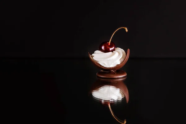 Sobremesa Chocolate Natas Batidas Bagas Frescas Uma Superfície Reflexiva Fundo — Fotografia de Stock