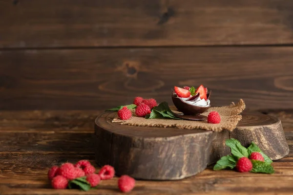 Sobremesa Morangos Framboesas Xícaras Chocolate Com Nata Fundo Madeira Composição — Fotografia de Stock