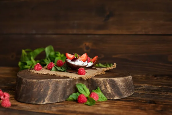 Sobremesa Morangos Framboesas Xícaras Chocolate Com Nata Fundo Madeira Composição — Fotografia de Stock