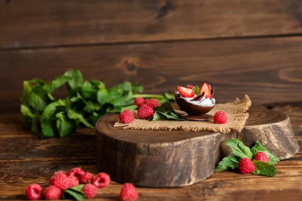 Desszert Szamóca Málna Csokoládé Csésze Krém Egy Háttér Összetétel Falu — Stock Fotó