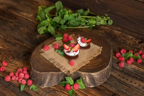 Sobremesa Morangos Framboesas Xícaras Chocolate Com Nata Fundo Madeira Composição — Fotografia de Stock