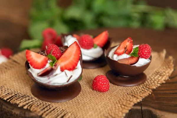 Sobremesa Morangos Framboesas Xícaras Chocolate Com Nata Fundo Madeira Composição — Fotografia de Stock