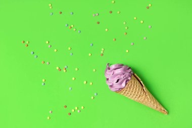 Krep külahında ev yapımı lokum leylağı, yeşil arka planda, karamel kırıntılarıyla. Doğal malzemelerden yapılmış sağlıklı tatlılar..