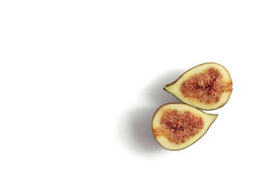 Beyaz arka planda sulu olgun incirler.