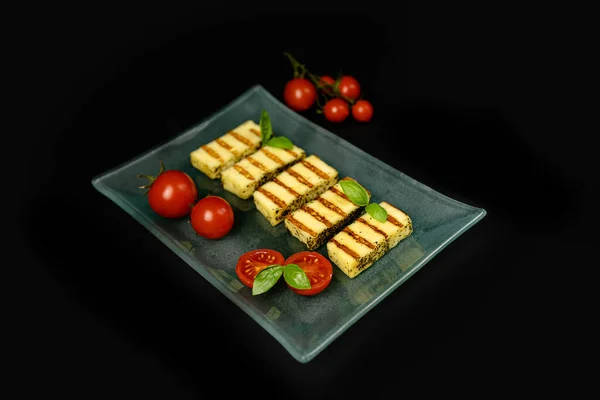 Gefrituurde Plakjes Halloumi Kaas Een Bord Met Kerstomaten Basilicum Blad — Stockfoto