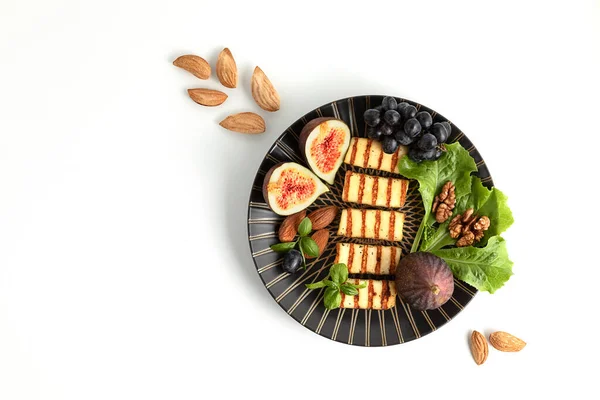 Fatias Fritas Queijo Halloumi Prato Escuro Redondo Com Frutas Nozes — Fotografia de Stock