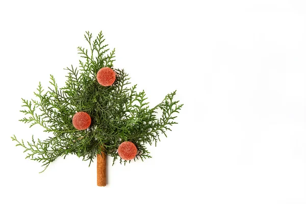 Weihnachtsbaum Dekoriert Mit Kugeln Aus Fruchtmarmelade Auf Weißem Hintergrund Ein — Stockfoto