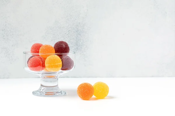 Bolas Coloridas Marmelada Frutas Uma Tigela Vidro Transparente Fundo Leve — Fotografia de Stock