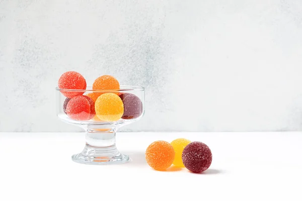 Bolas Coloridas Marmelada Frutas Uma Tigela Vidro Transparente Fundo Leve — Fotografia de Stock
