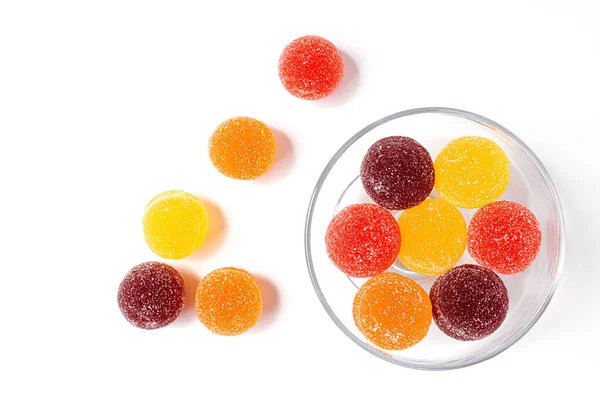 Bolas Coloridas Marmelada Frutas Vaso Vidro Transparente Fundo Branco Flat — Fotografia de Stock