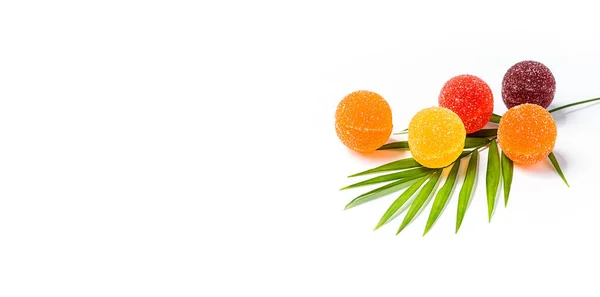 Boules Colorées Confiture Fruits Sur Fond Blanc Avec Une Branche — Photo