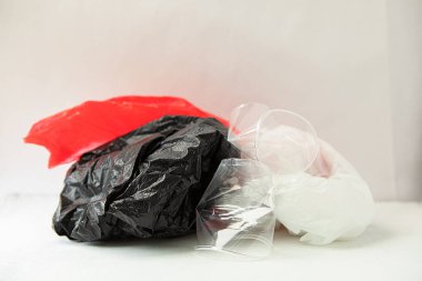 Plastik çöp. Küresel çevre kirliliği kavramı ve gezegeni kurtarmak.