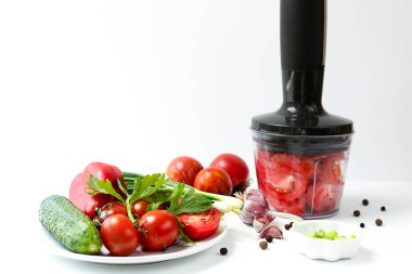 Arka planda solmuş sebzeler. İspanyol soğuk gazpacho çorbasını hazırlama süreci. Hasat mevsimi konsepti