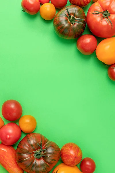 Parlak Olgun Çok Renkli Domatesler Yeşil Arka Planda Yukarıdan Manzara — Stok fotoğraf