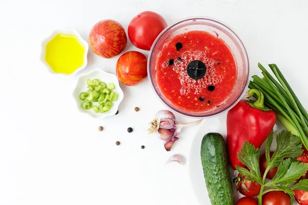 Verdure Sfondo Bianco Sbiadito Processo Preparazione Della Zuppa Gazpacho Freddo — Foto Stock