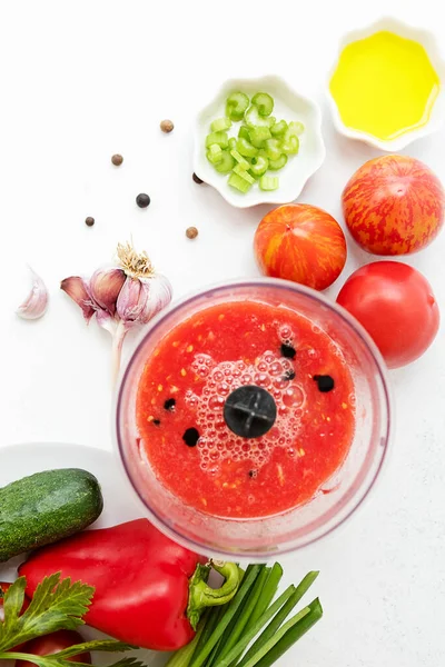 Verdure Sfondo Bianco Sbiadito Processo Preparazione Della Zuppa Gazpacho Freddo — Foto Stock