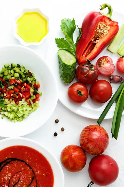 Rijp Heldere Groenten Ingrediënten Koude Gazpacho Soep Een Witte Beker — Stockfoto