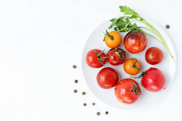 Assortimento Pomodori Brillanti Maturi Multicolori Fondo Bianco Consumato Vista Dall — Foto Stock
