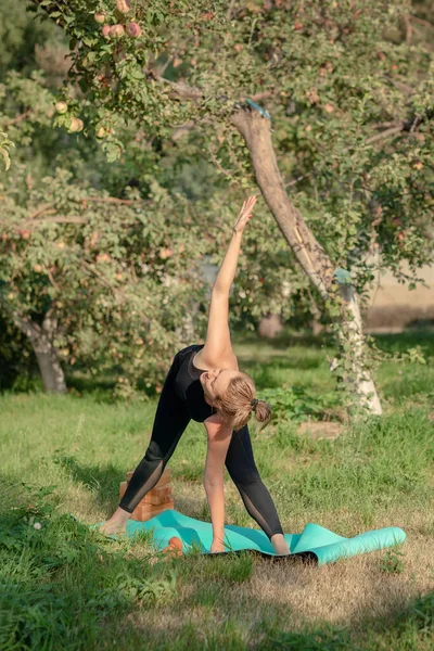 Girl Does Physical Exercises Fresh Air Picturesque Place Background Apple — Stock Photo, Image