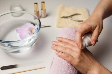 Yetişkin bir kadının elleri. 50 'den fazla yakın plan. Spa tedavisi ve manikür kavramı, doğal güzellik..