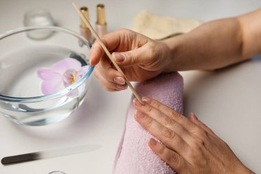 Yetişkin bir kadının elleri. 50 'den fazla yakın plan. Spa tedavisi ve manikür kavramı, doğal güzellik..