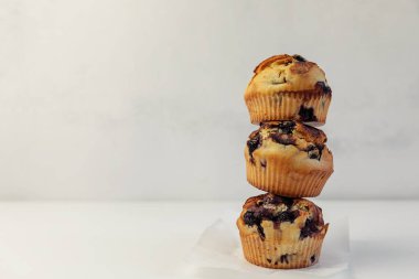 Beyaz bir masada bir yığın lezzetli yaban mersinli kek ve yabanmersinli kek..