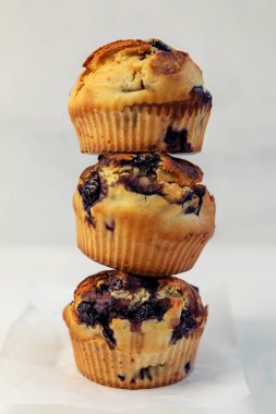 Beyaz bir masada bir yığın lezzetli yaban mersinli kek ve yabanmersinli kek..