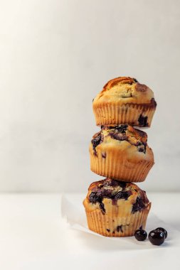 Beyaz bir masada bir yığın lezzetli yaban mersinli kek ve yabanmersinli kek..