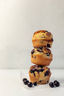 Beyaz bir masada bir yığın lezzetli yaban mersinli kek ve yabanmersinli kek..