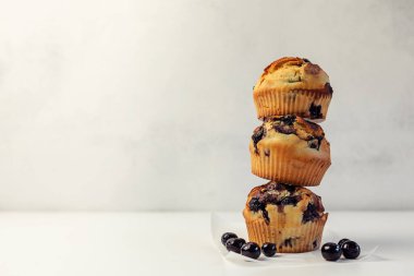 Beyaz bir masada bir yığın lezzetli yaban mersinli kek ve yabanmersinli kek..
