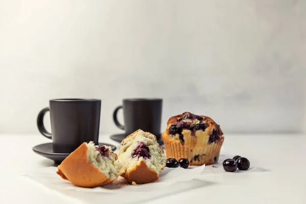 Delicious Blueberry Muffins Blueberries White Table Dark Cups Coffee Selective — Stock Photo, Image